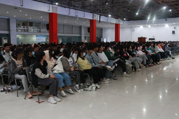 beat365英国官网2021级新生聆听党史讲座(图3) beat365英国官网2021级新生聆听党史讲座(图3)