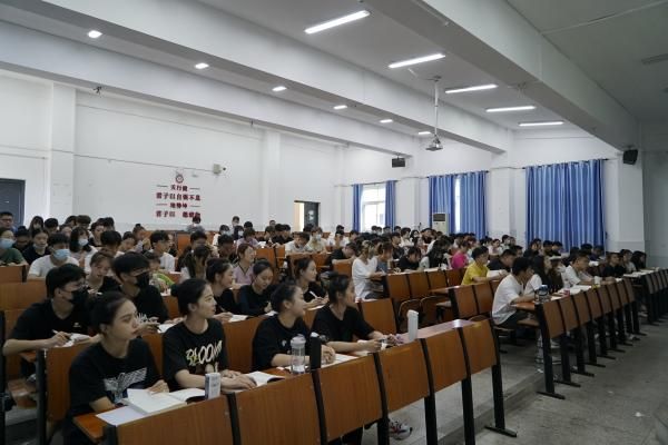 beat365英国官网:开学首日学校领导进课堂与学生同听“第一课”(图2) beat365英国官网:开学首日学校领导进课堂与学生同听“第一课”(图2)